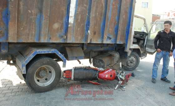 Kamyonun Altına Giren Motosiklet Sürücüsü Yaralandı
