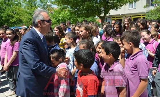 Öğrenciler Karnelerini Vali Enver Salihoğlu'ndan Aldı