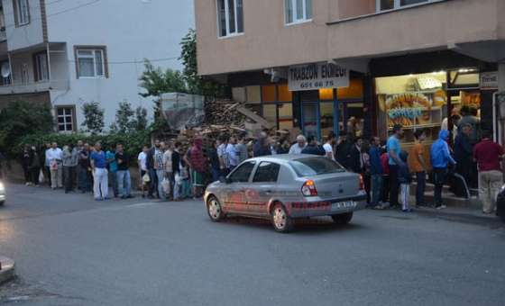 Çorlu'da Sıcak Pide Kuyruğu