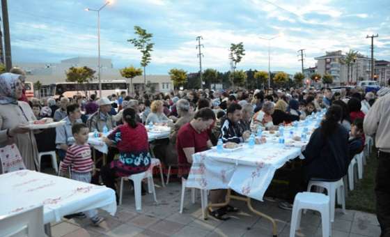 Çorlu Belediyesi Aşevi`nde İlk İftar Yemeği Verildi