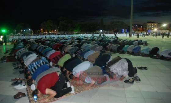Cumhuriyet Parkında Kadir Gecesi Coşkusu