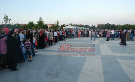 Cumhuriyet Parkında Kadir Gecesi Coşkusu