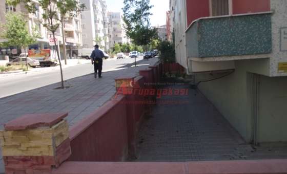 Kaldırım Seviyesinde Kalan İstinat Duvarları Tehlike Oluşturuyor