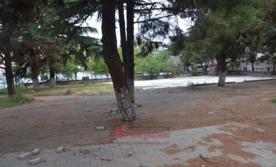 Boş Yere Duruyor!