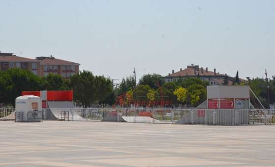 Akşamları Dolu, Gündüzleri Boş