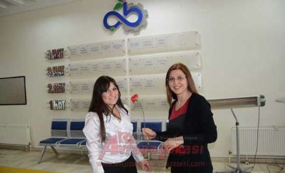 Çorlu Belediyesi'ne Gelen Kadınlara Çiçek