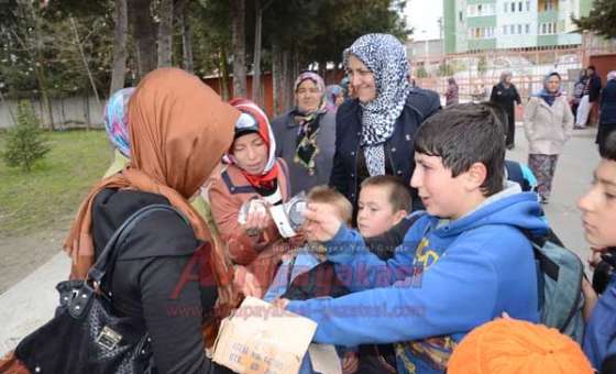Ak Parti'den Kadınlara Hediye