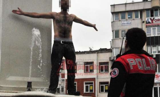 Süs Havuzunun Üstüne Çıktı İntihara Kalkıştı