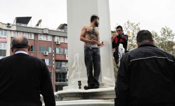 Süs Havuzunun Üstüne Çıktı İntihara Kalkıştı