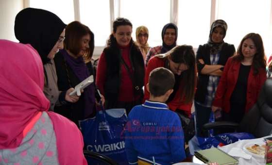 Ak Partili Kadınlardan Minik Kalpler Üşümesin Etkinliği