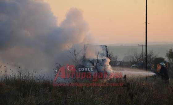 Boş Araziye Terk Edilen Kamyon Yandı