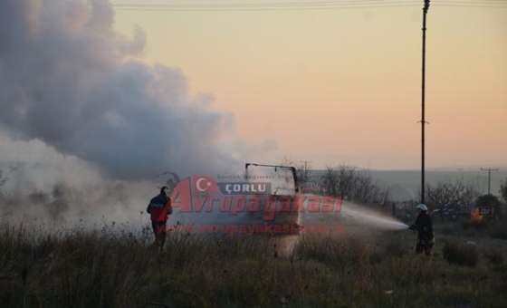 Boş Araziye Terk Edilen Kamyon Yandı