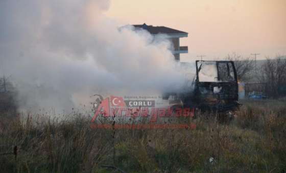 Boş Araziye Terk Edilen Kamyon Yandı