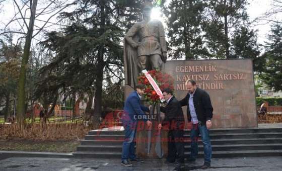 Çorlu Gazeteciler Derneği Ailesinden Atatürk Anıtı'na Çelenk