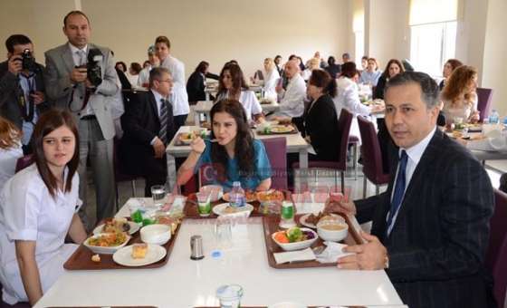 Vali Yerlikaya Tıp Bayramını Sağlık Çalışanları Ile Kutladı