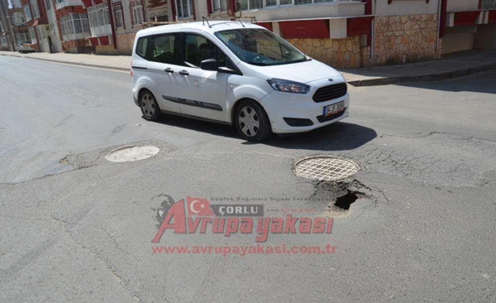 Mustafa Kemal Caddesi'nde Yol Çöktü