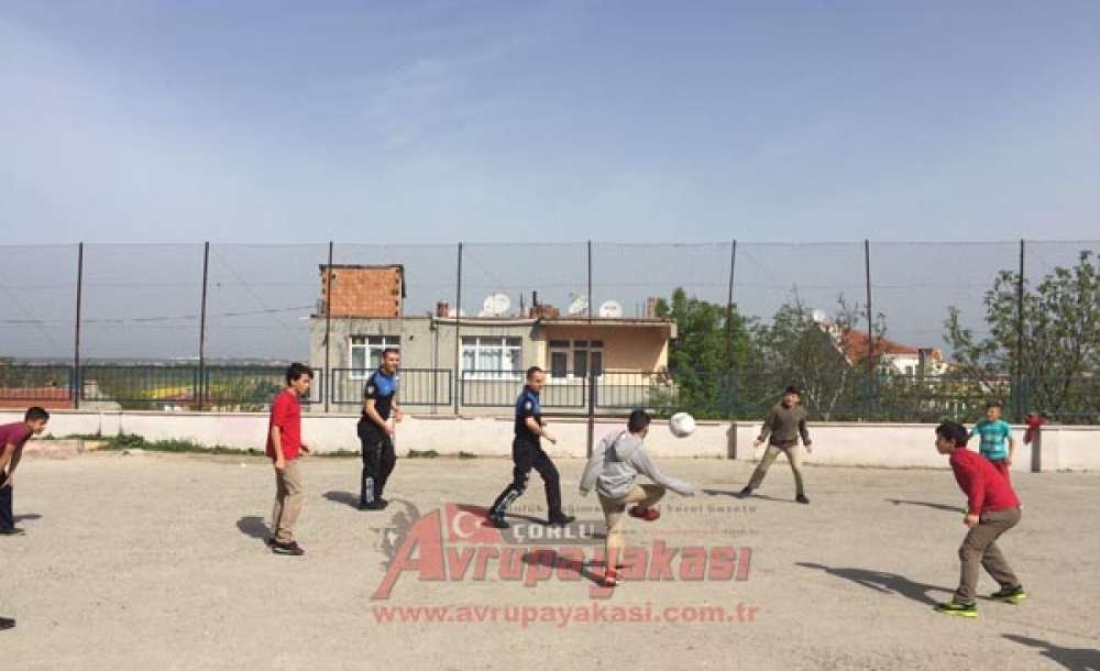 Öğrenciler Polis Ağabeylerini Unutmadı