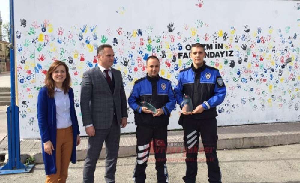 Öğrenciler Polis Ağabeylerini Unutmadı