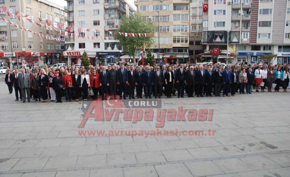 Müdür Güçlü`den Atatürk Anıtı`na Çelenk