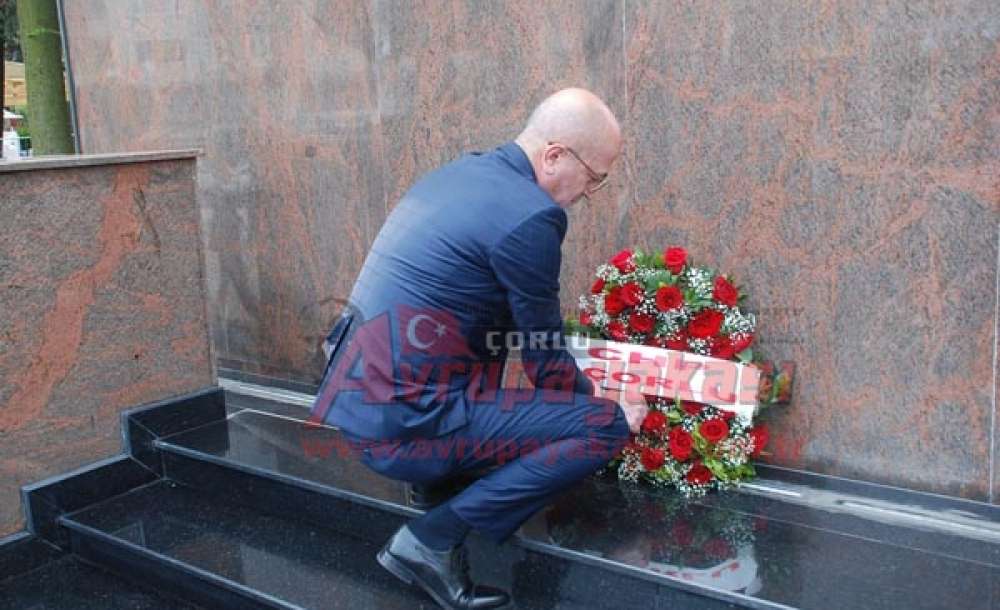 Müdür Güçlü`den Atatürk Anıtı`na Çelenk