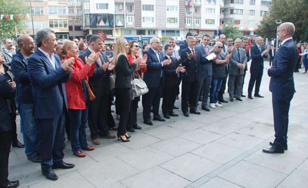 Müdür Güçlü`den Atatürk Anıtı`na Çelenk