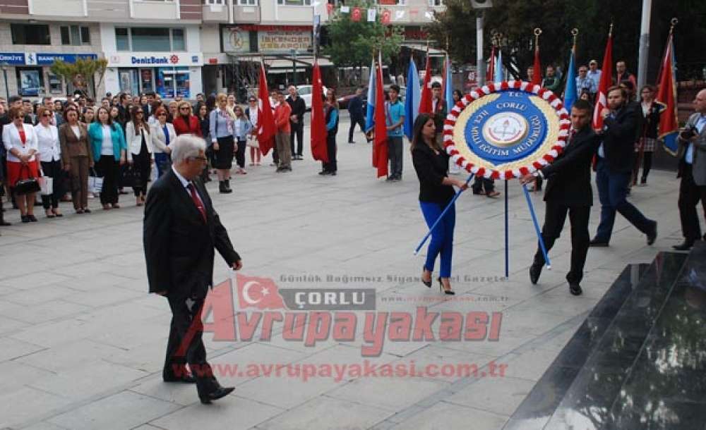 Müdür Güçlü`den Atatürk Anıtı`na Çelenk