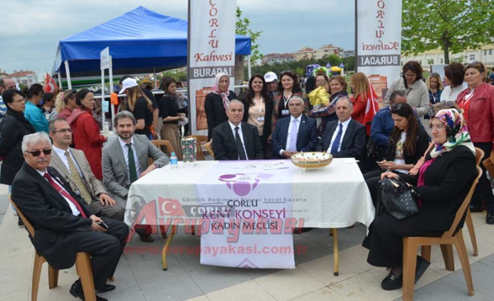 Vali Salihoğlu Hanımeli Stantlarını Gezdi