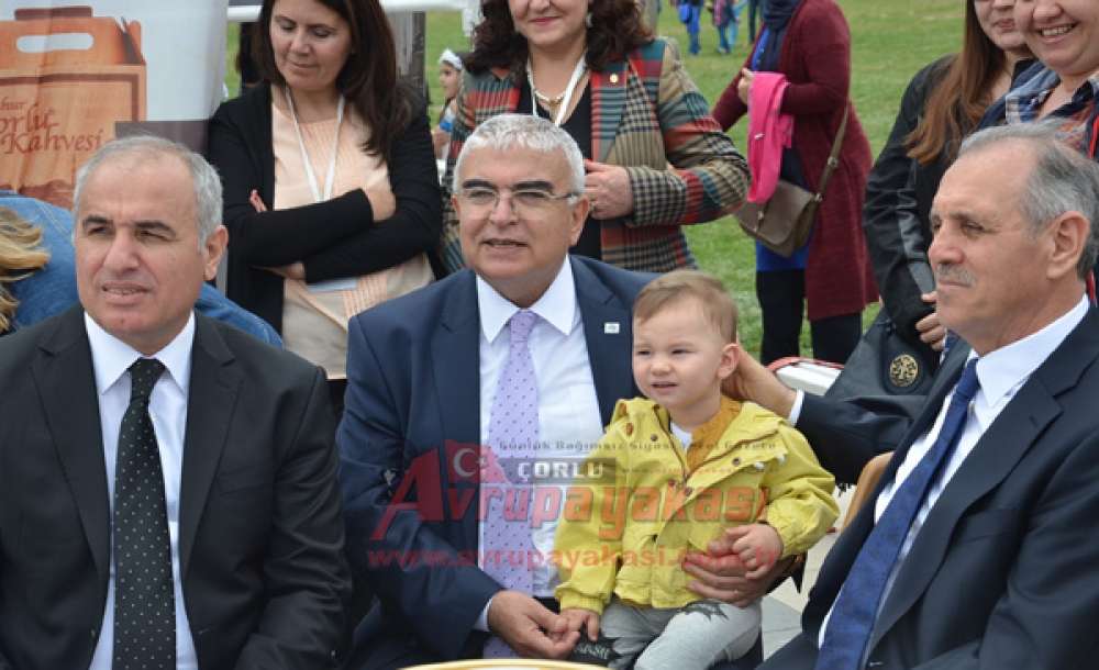 Vali Salihoğlu Hanımeli Stantlarını Gezdi