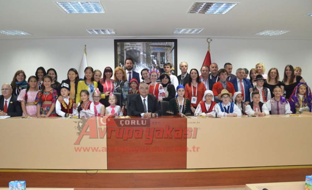 Konuk Öğrencilerden Atatürk'e Teşekkür