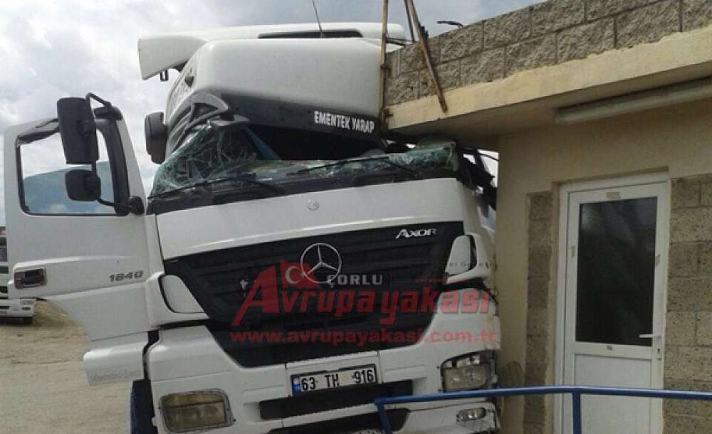 Takviye Ile Çalıştırılan Kamyon Bekçi Kulübesine Çarptı Sürücü Yaralandı