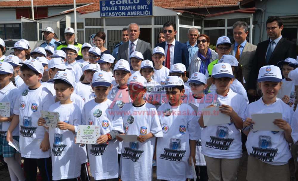 Çocuklardan Büyüklere Emniyet Kemeri Dersi