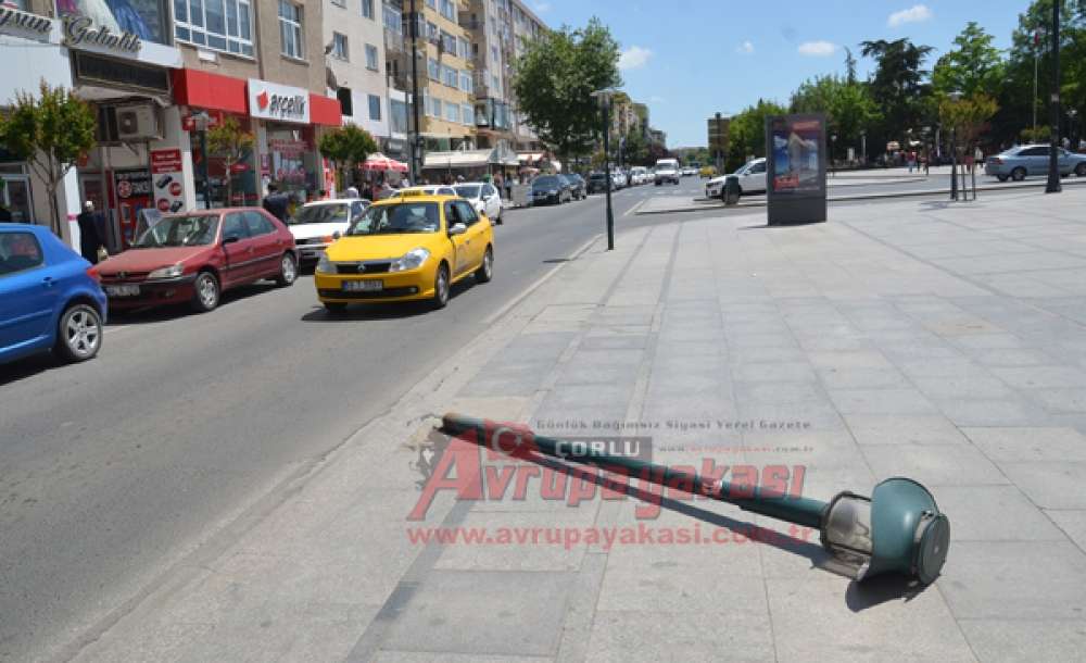 Aydınlatma Direği Onarım Bekliyor