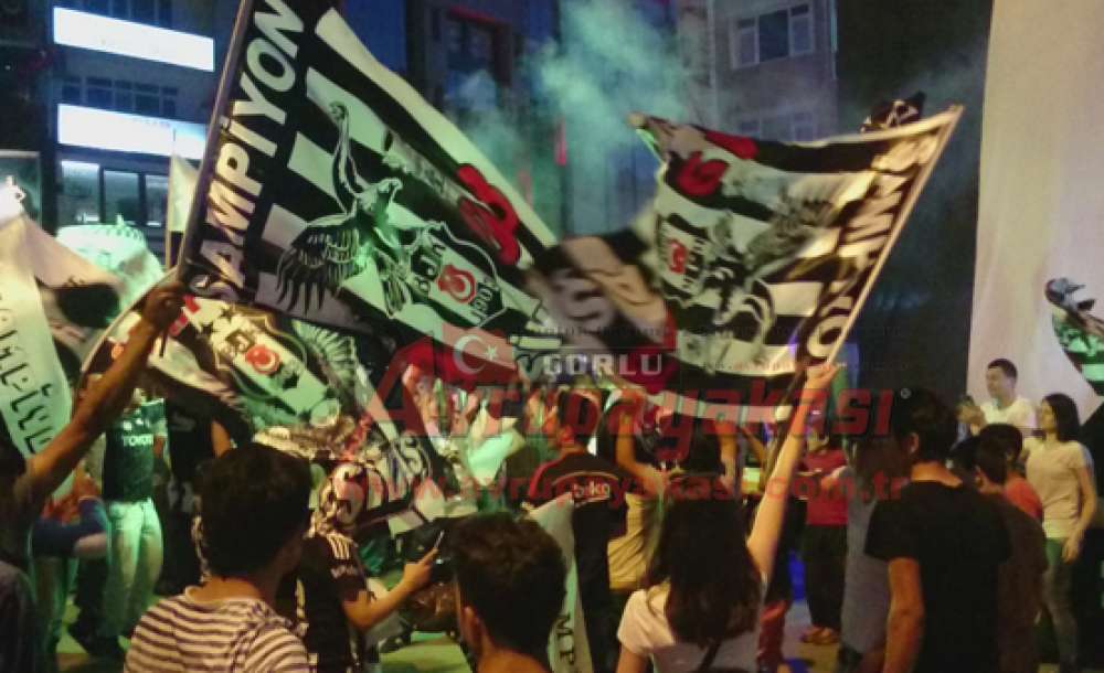Beşiktaş Taraftarları Şampiyonluğu Kutladı