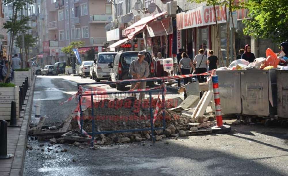 Kafalarına Göre Kazıp Yol Kapatıyorlar!