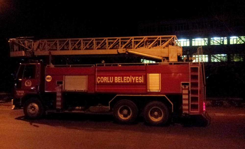 Fabrikanın Bahçesine Yıldırım Düştü