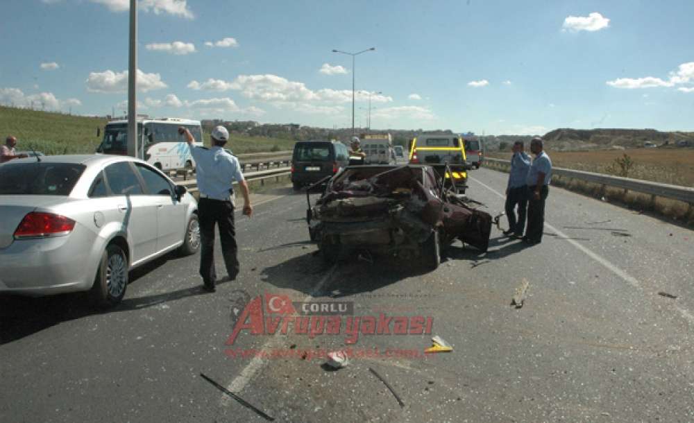 Otomobil, Minibüs, Tir Ve Traktöre Çarptı 4 Yaralı