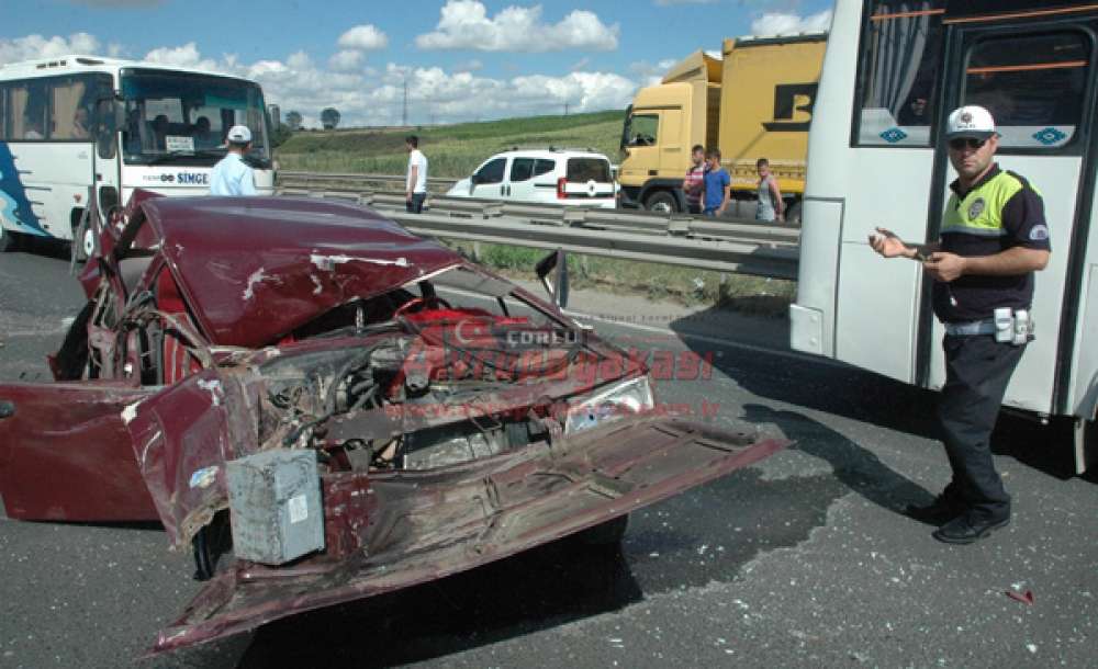 Otomobil, Minibüs, Tir Ve Traktöre Çarptı 4 Yaralı