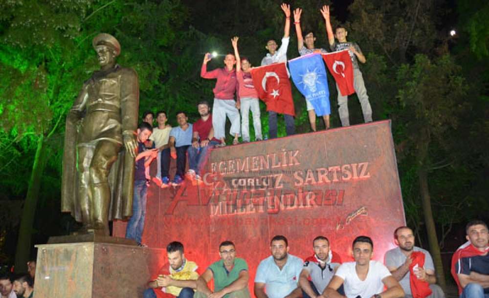 Çorlu Demokrasi Nöbeti Tutuyor