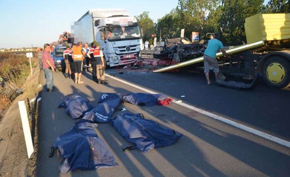 Otomobil İki Tir'ın Arasında Kaldı: 5 Ölü