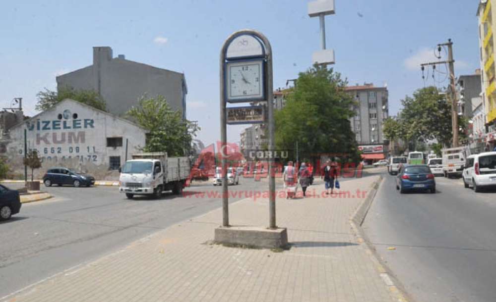 Saatin Akrebiyle Yelkovanı Koptu