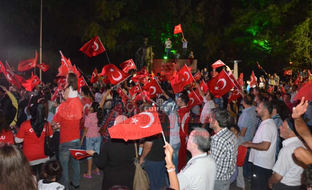 Demokrasi Nöbetleri Devam Ediyor