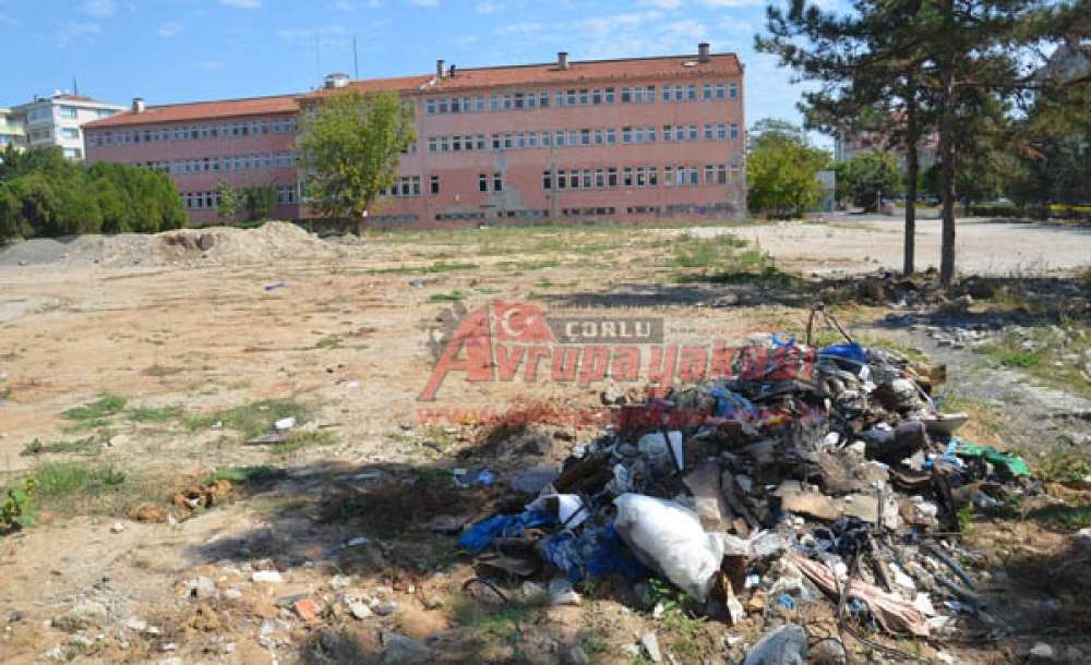 Hastane Bahçesi Çöplüğe Döndü
