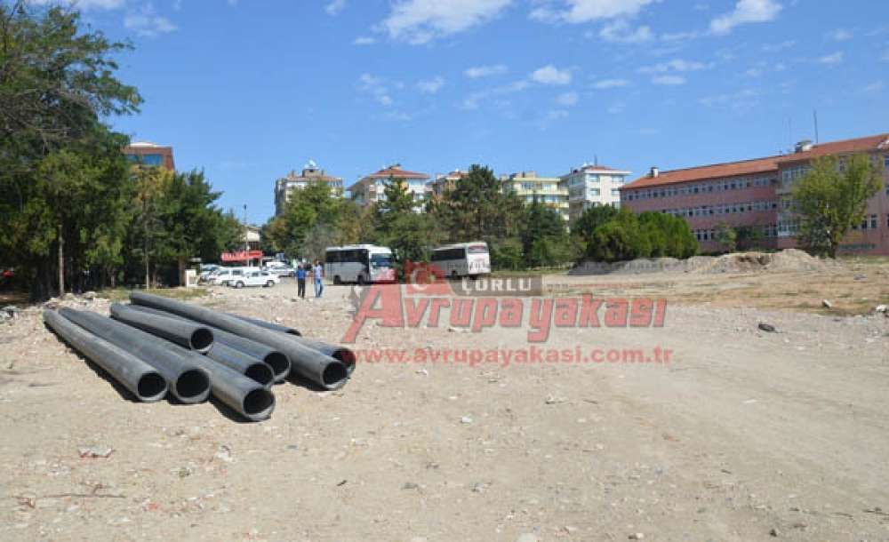 Hastane Bahçesi Çöplüğe Döndü