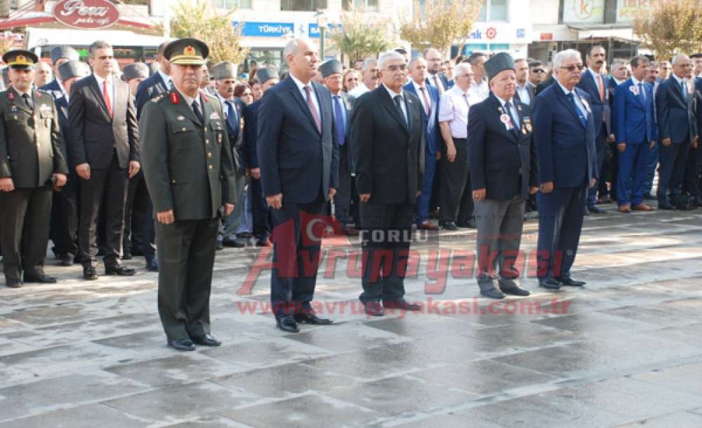 Atatürk Anıtına Çelenk Sunuldu