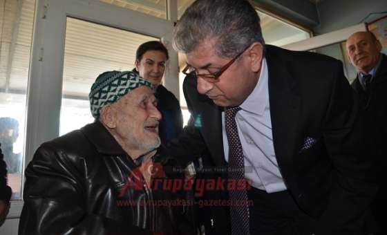 Kaymakam Doğan'dan 105 Yaşındaki Dedeye Tekerlekli Sandalye Sözü