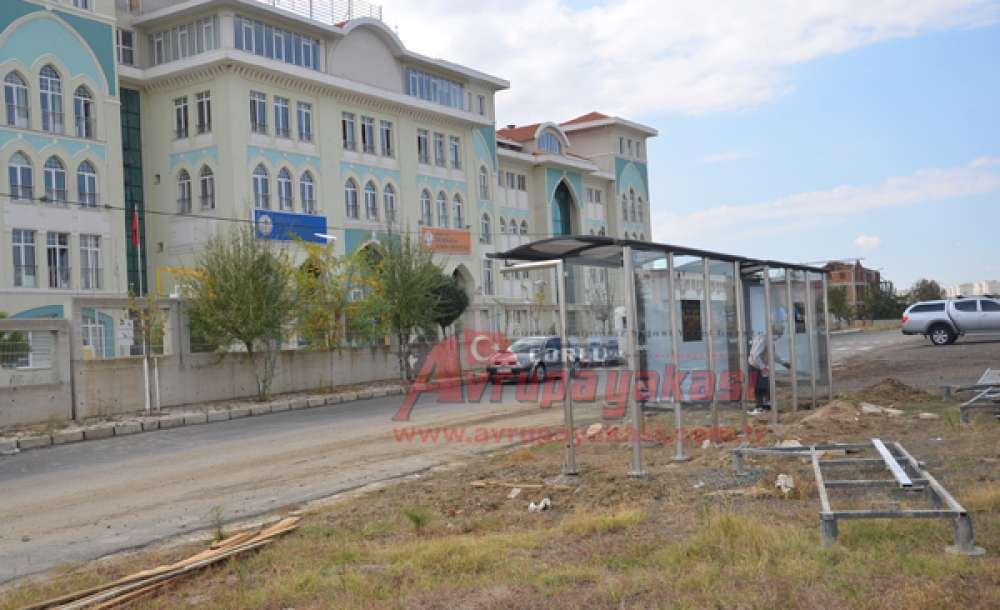 Yeni Okulların Önüne Otobüs Durağı Konuldu