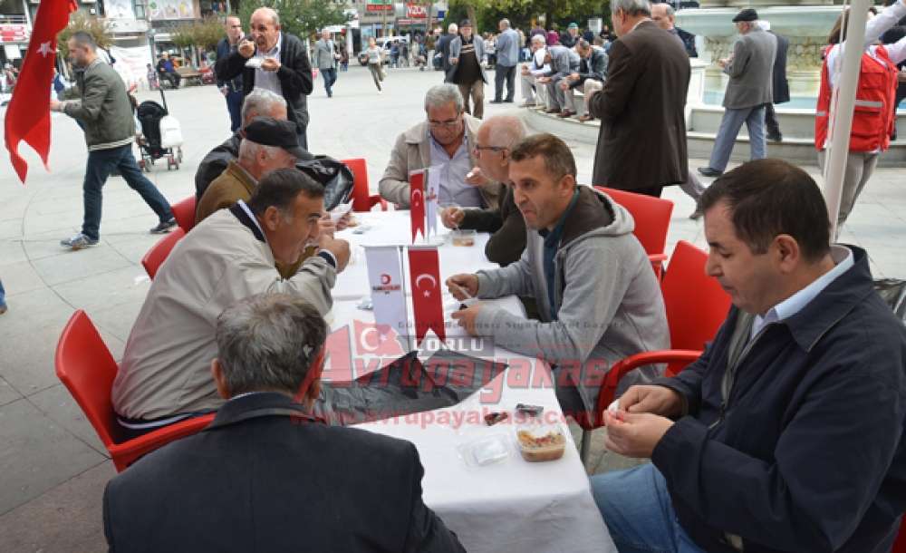 Kızılay Çorlu Şubesi'nden Vatandaşlara Aşure İkramı