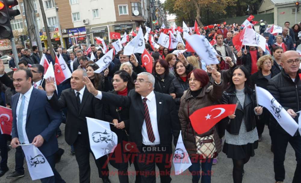 Çorlu'da Binlerce Kişi Cumhuriyet İçin Yürüdü