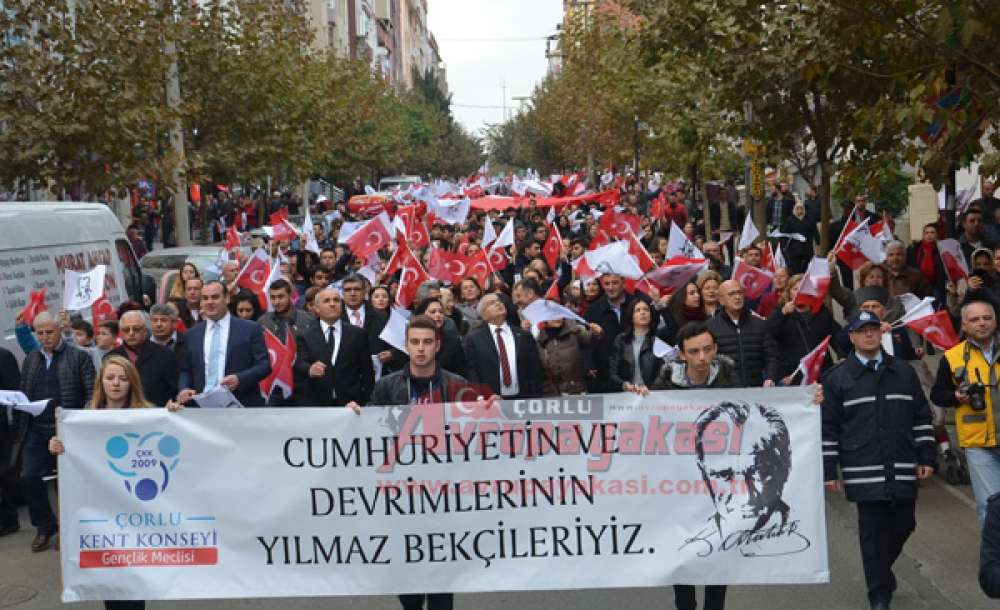 Çorlu'da Binlerce Kişi Cumhuriyet İçin Yürüdü