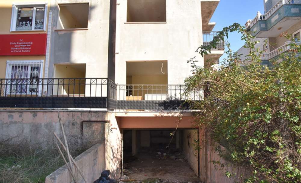 Çorlu Belediyesi Metruk Alanları Temizliyor